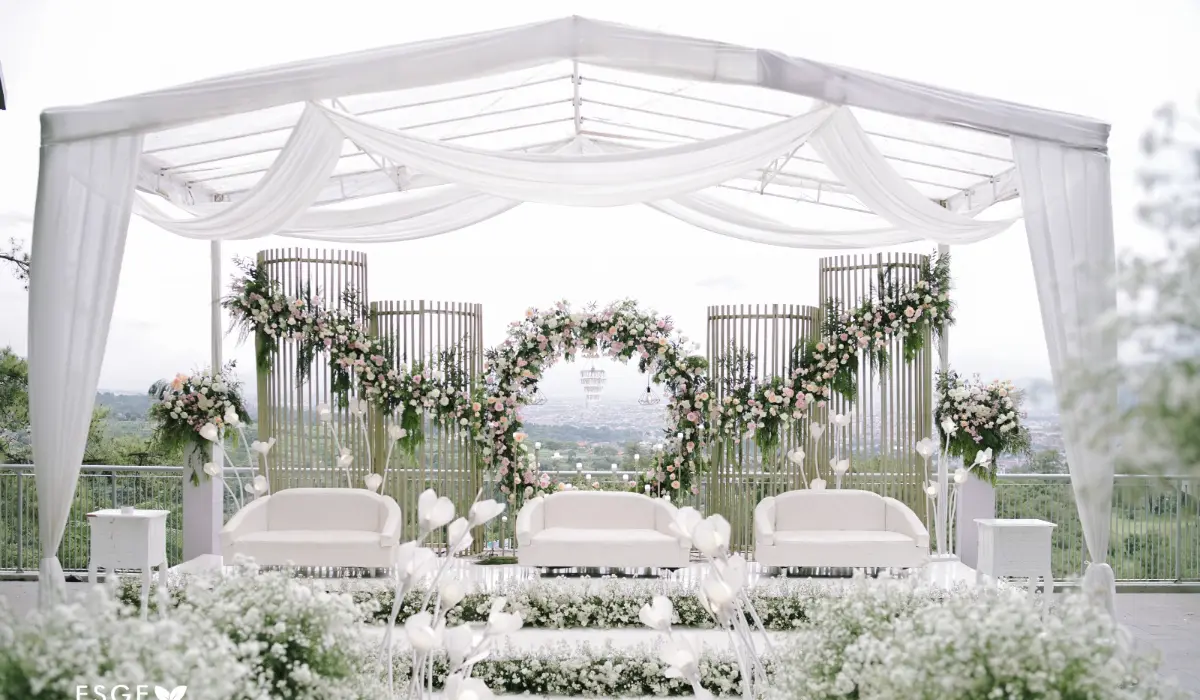 Romantic Semi-Outdoor Wedding at Swiss-Belresort Dago Heritage