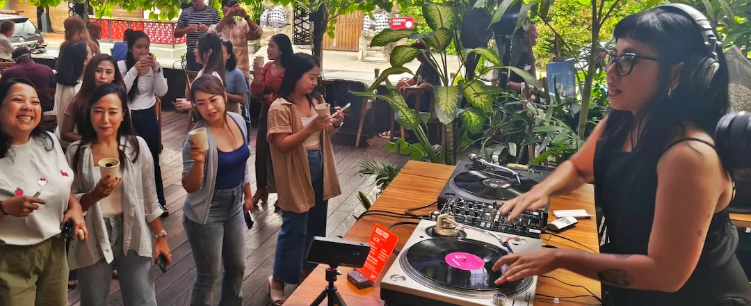 Crowd Dancing To DJ Yuniorika at Lidah Lokal Sanur