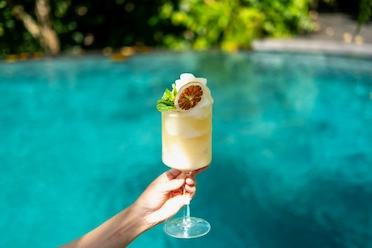 Tropical Oasis Bar – Poolside Sips & Fresh Vibes in Ubud