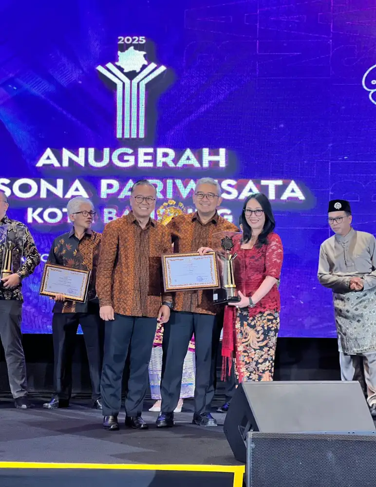 Representatives of éL Hotel Bandung receive the Sapta Pesona Tourism Award