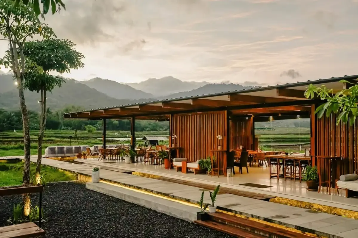 Where_to_Eat_Near_Borobudur_Temple_with_a_Scenic_View
