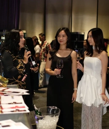 Girls_holding_a_glass_of_wine