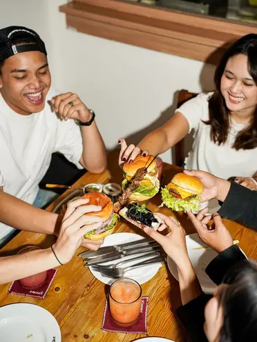 People_eating_burgers_with_friends