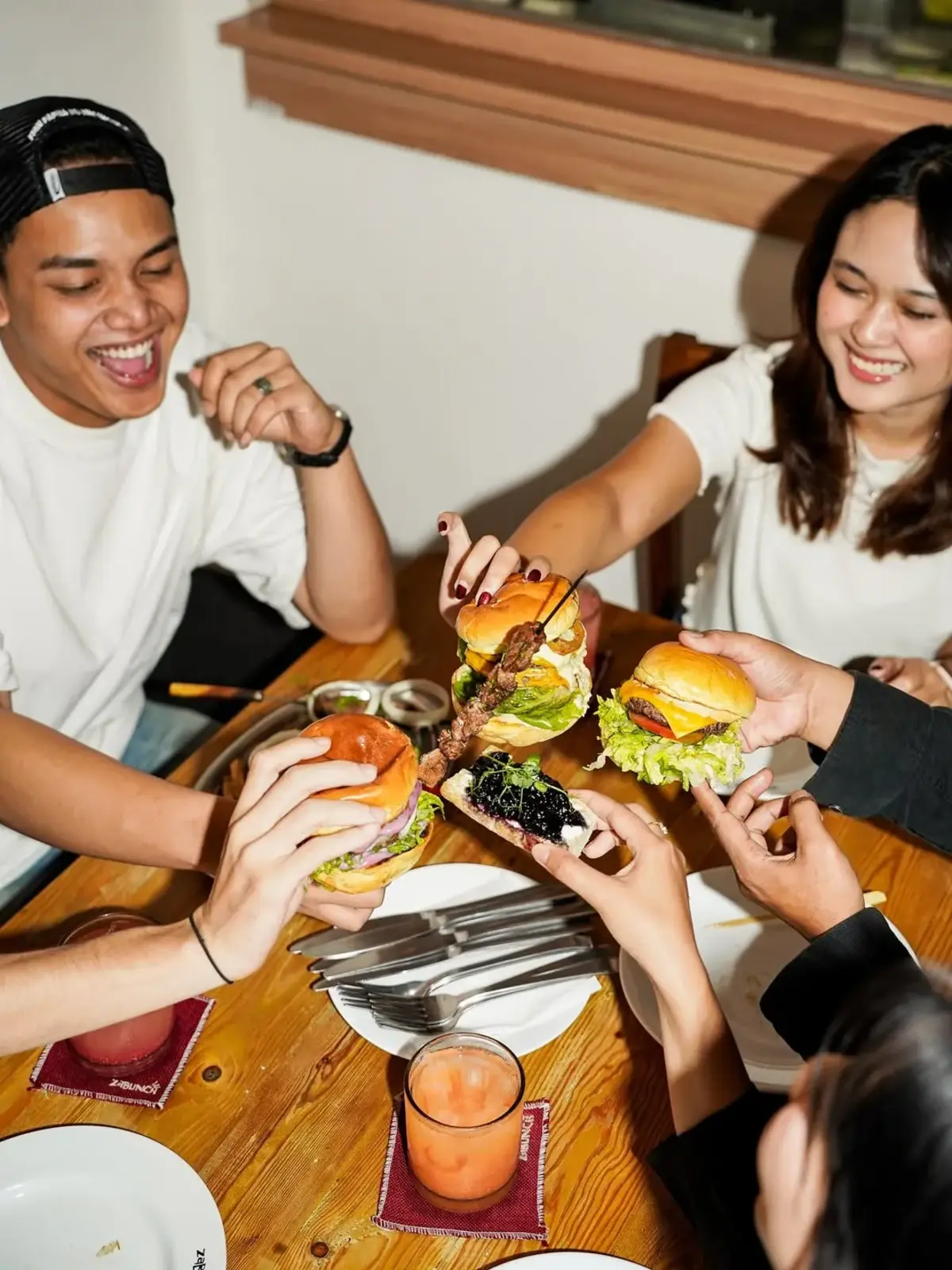 People_eating_burgers_with_friends