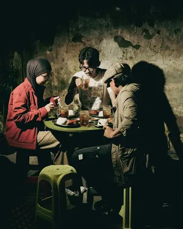 People_eating_amazing_food_in_a_hidden_gem_place