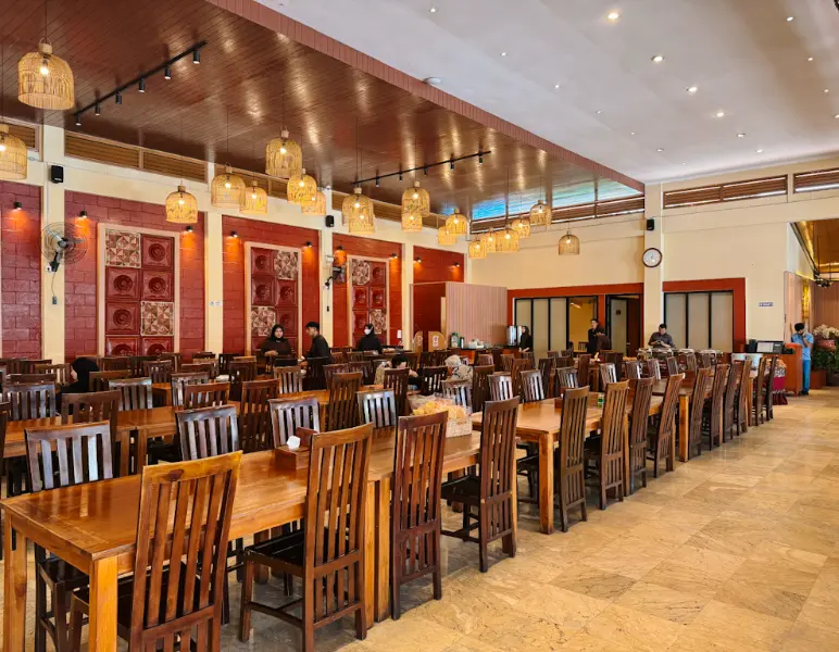Spacious wooden dining area at Pondok Selera Sunda Bandung