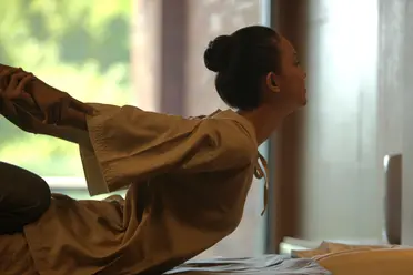 A_women_doing_a_thai_stretch
