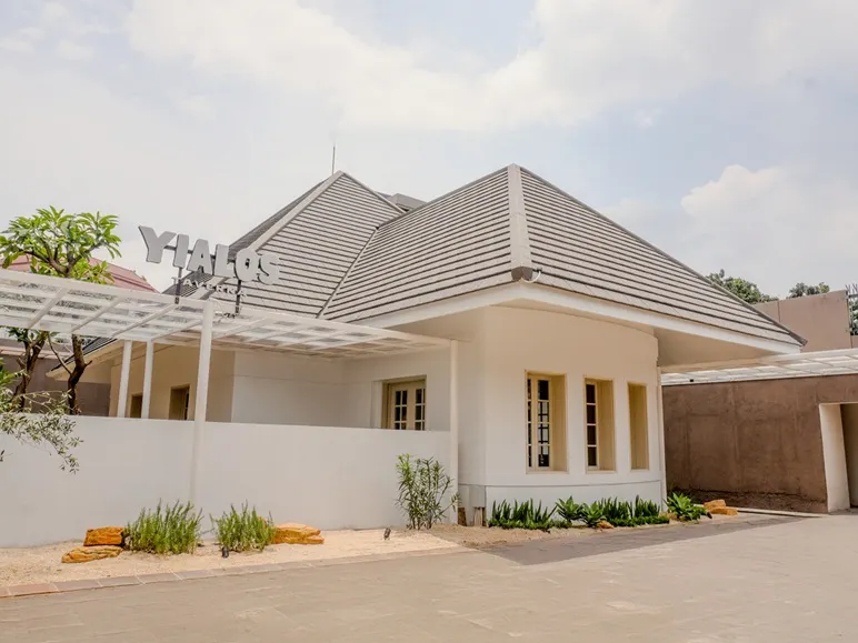 Yialos Taverna Menteng 