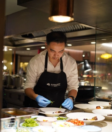 Chef_preparing_dishes