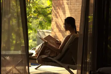 A_women_comtemplate_in_balcon_of_villa