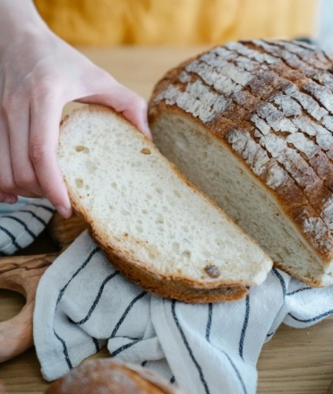 Hand_holding_the_bread