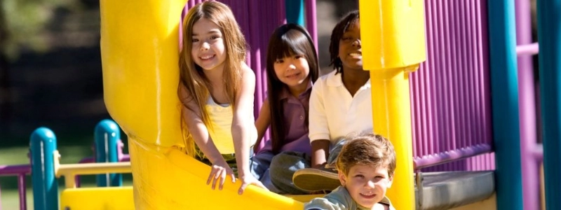 Kids_playing_slide