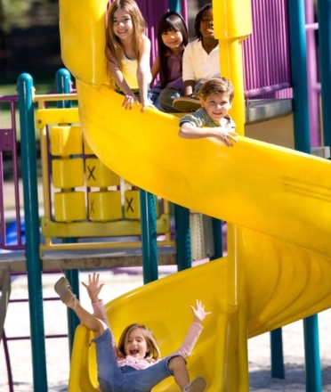 Kids_playing_slide
