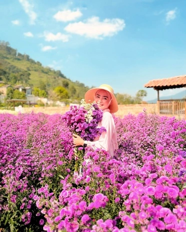 a woman pose in Gia's Grange Lembang