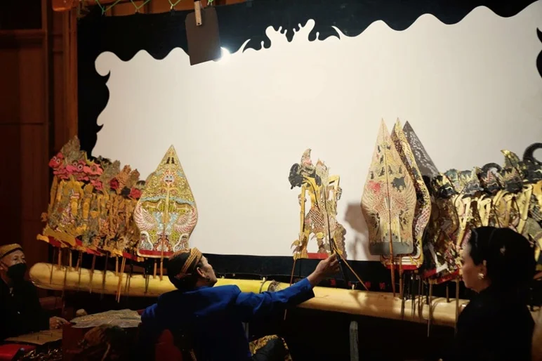 wayang kulit performance 