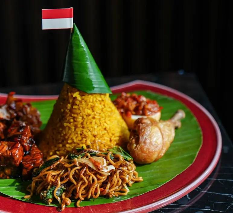 1945 Nasi Tumpeng 