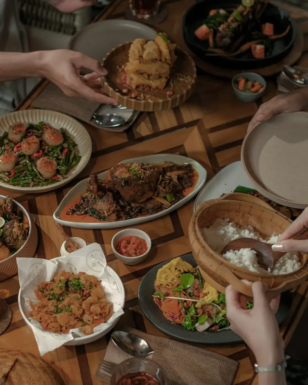 People_enjoy_Indonesian_food_at_aesthetic_table
