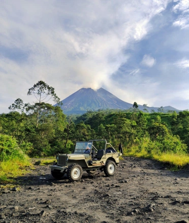 A_parked_jeep
