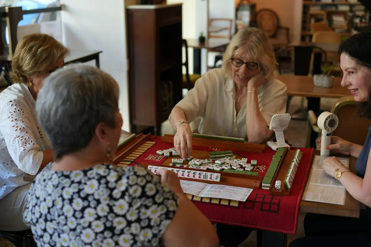 People_in_table_playing_mahjong