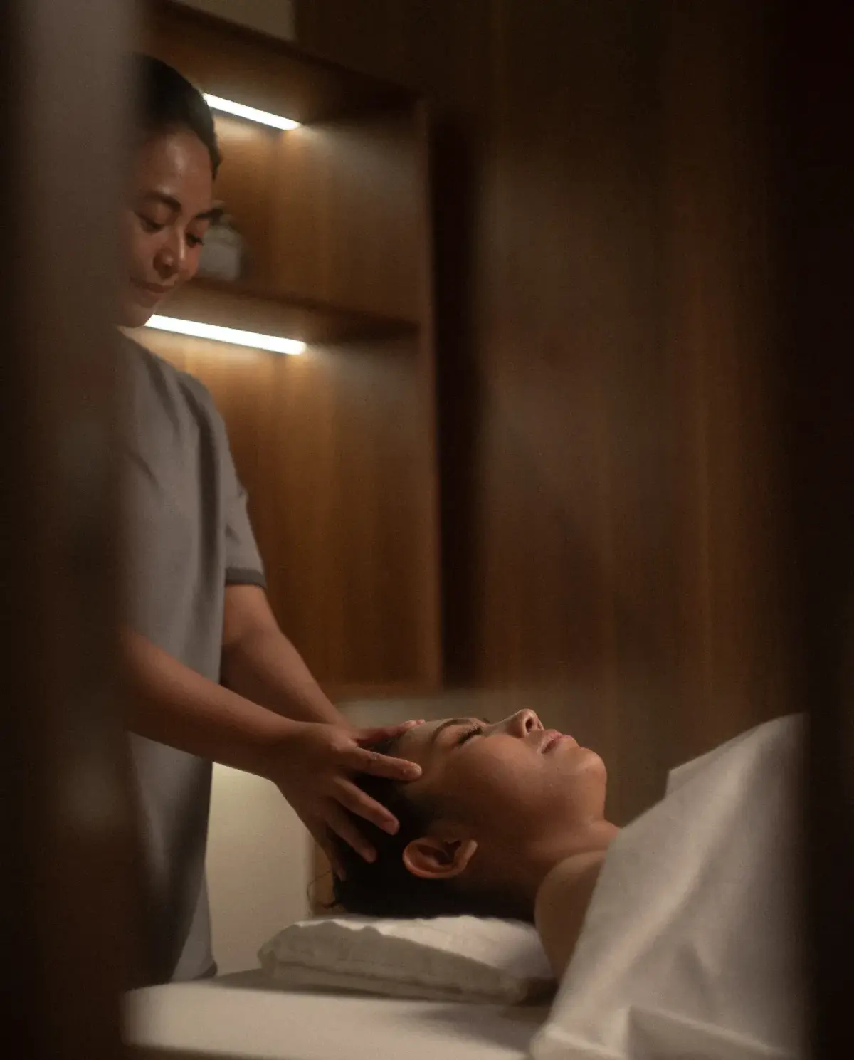 A_woman_do_massage