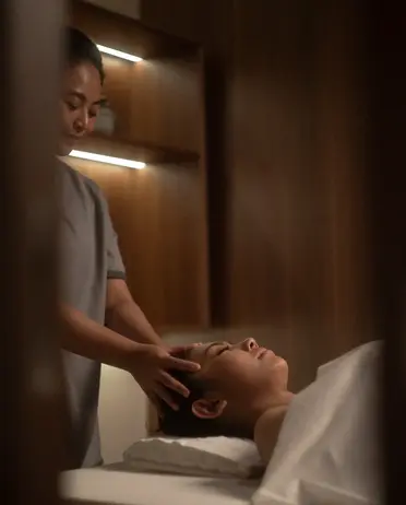 A_woman_do_massage
