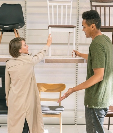 Couple_choosing_chairs