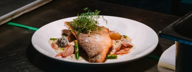 Dish_on_a_table