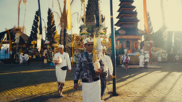 A man bring a sacred tradition