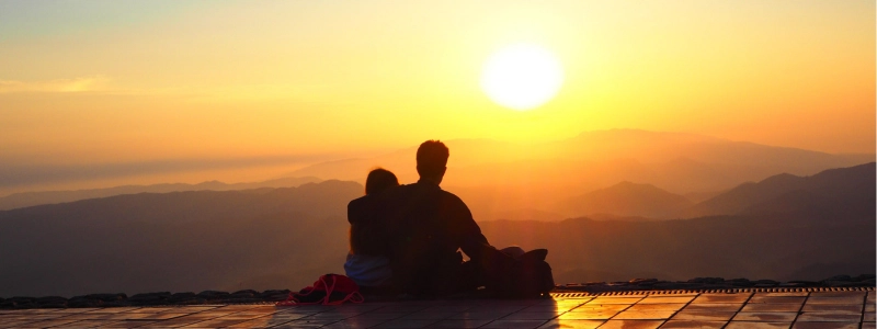 Two_people_watch_the_sunset