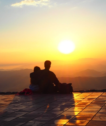 Two_people_watch_the_sunset