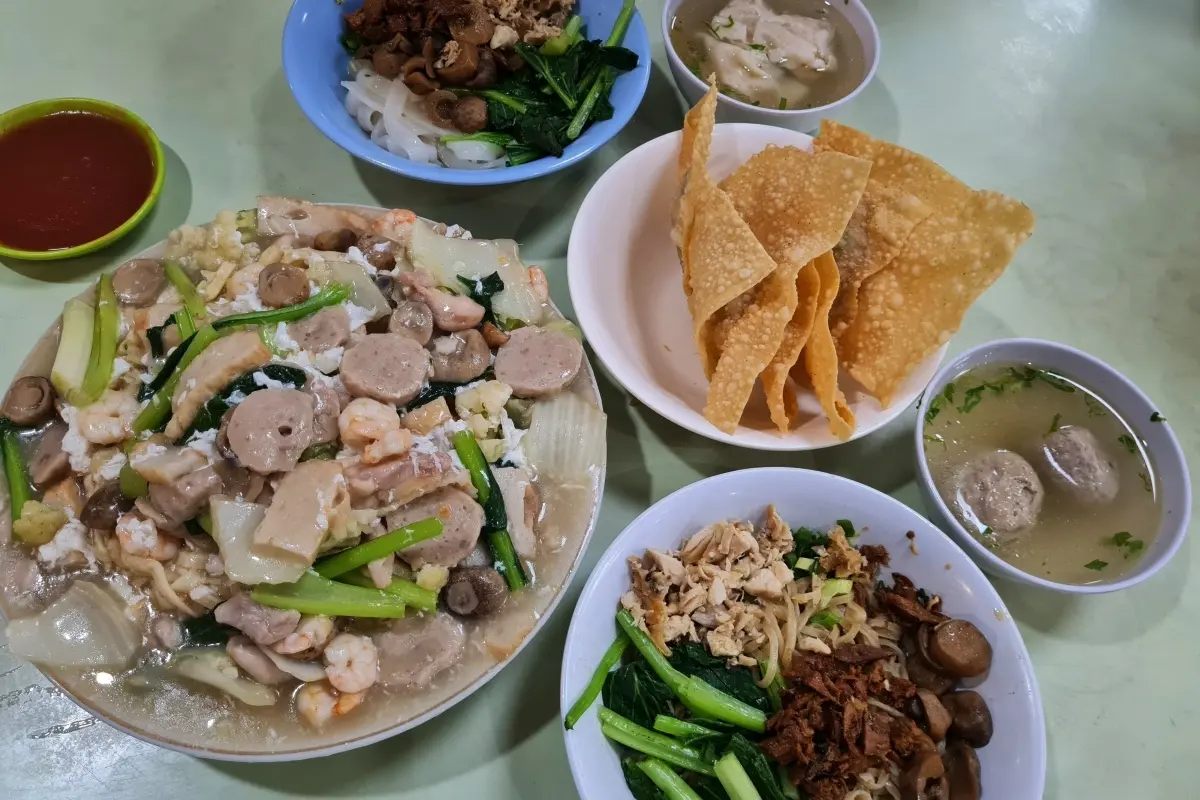 a bowl of noodle on the table