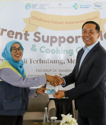 GM_Royal_Ambarrukmo_Yogyakarta_shaking_hands