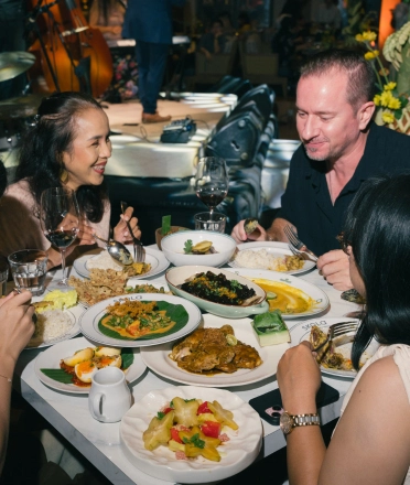 Guests_Enjoying_the_Rijsttafel