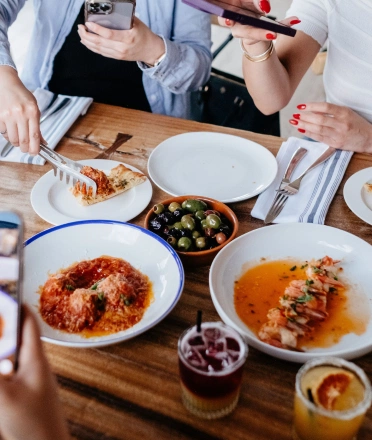 People_dining_at_restaurant