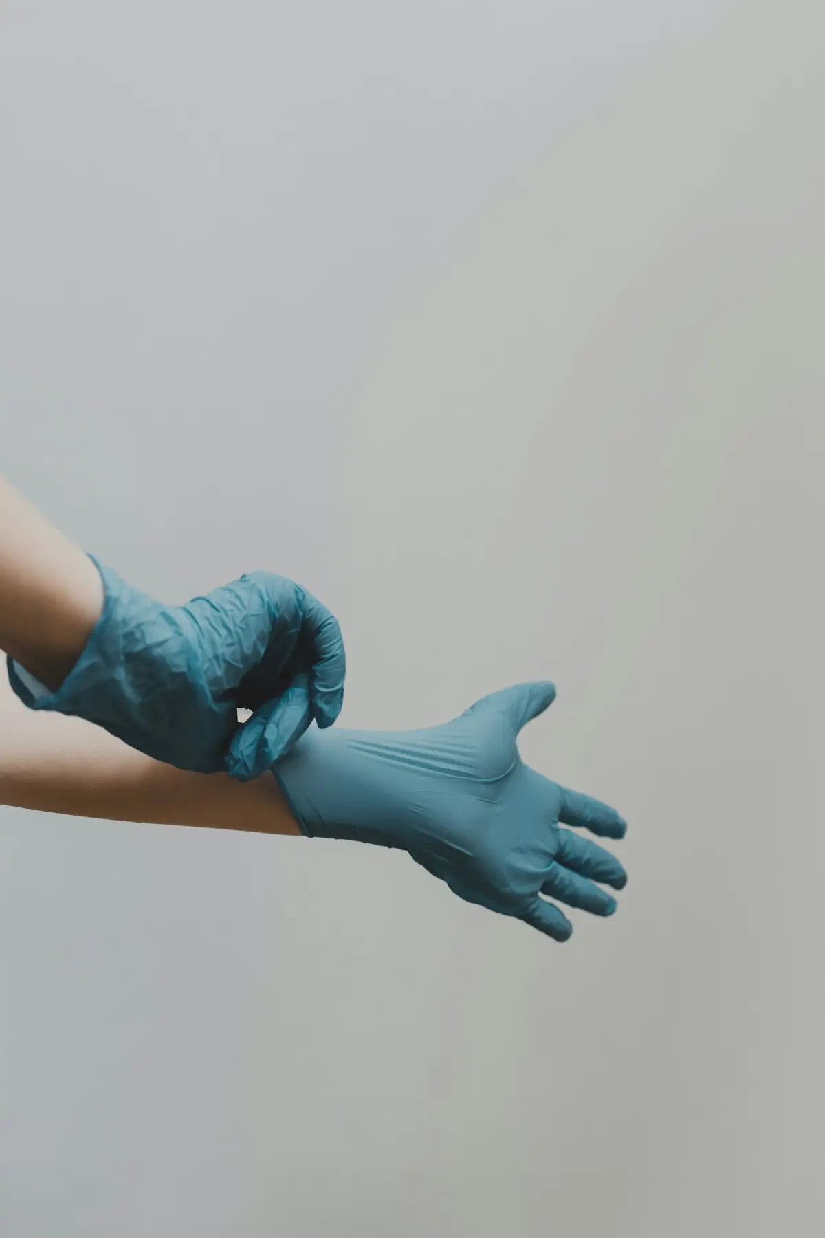 People_wearing_hand_gloves