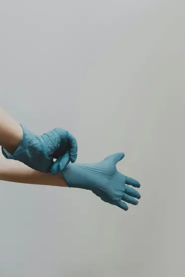 People_wearing_hand_gloves