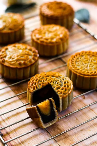 Mooncakes_with_eggyolk