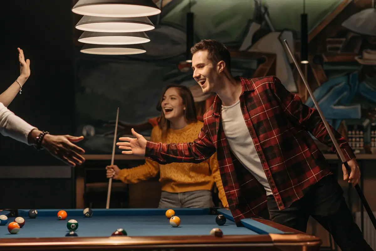 People_playing_billiard_together