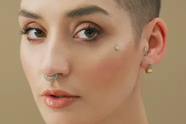 Women_with_face_piercing