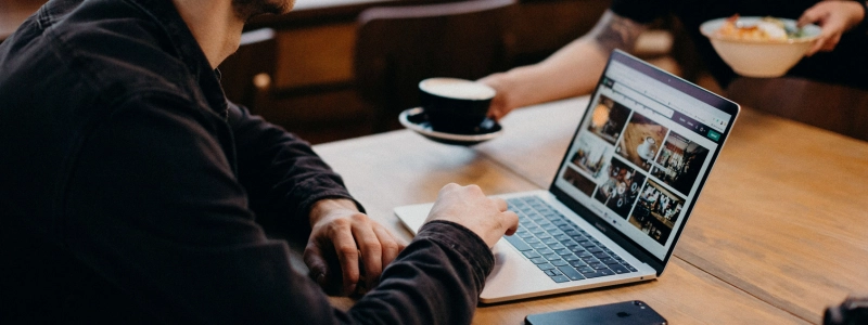man_working_on_laptop_in_cafe