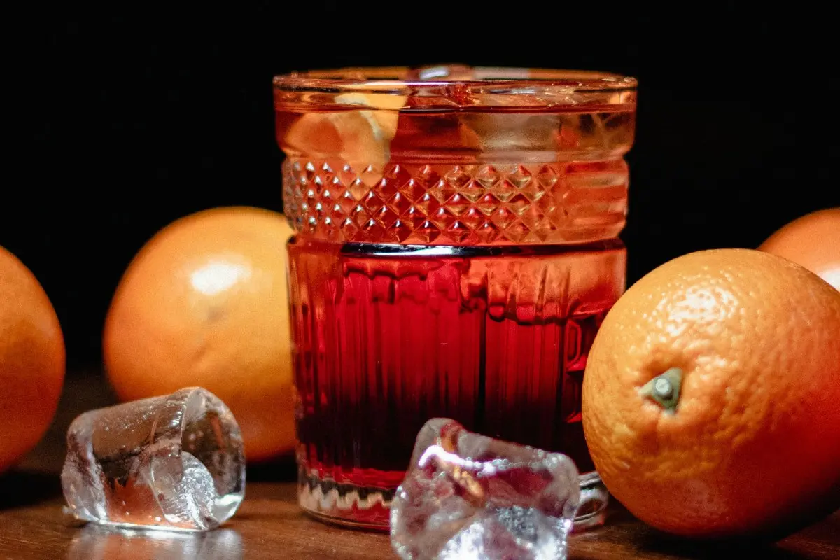 a glass of negroni
