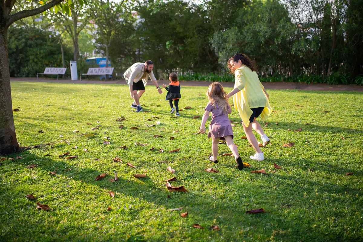 Kids_with_parents_playing_in_the_park