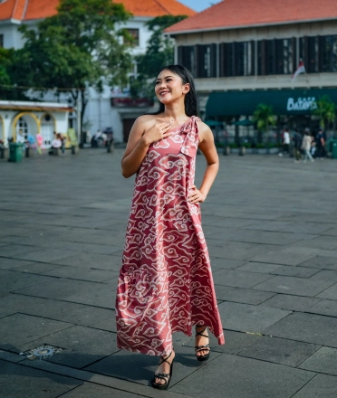 A_woman_wears_a_batik_dress