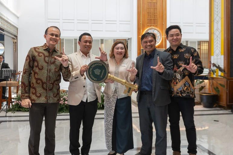 Grand Hotel Preanger representatives posing with a ceremonial key to celebrate its Tribute Portfolio debut.