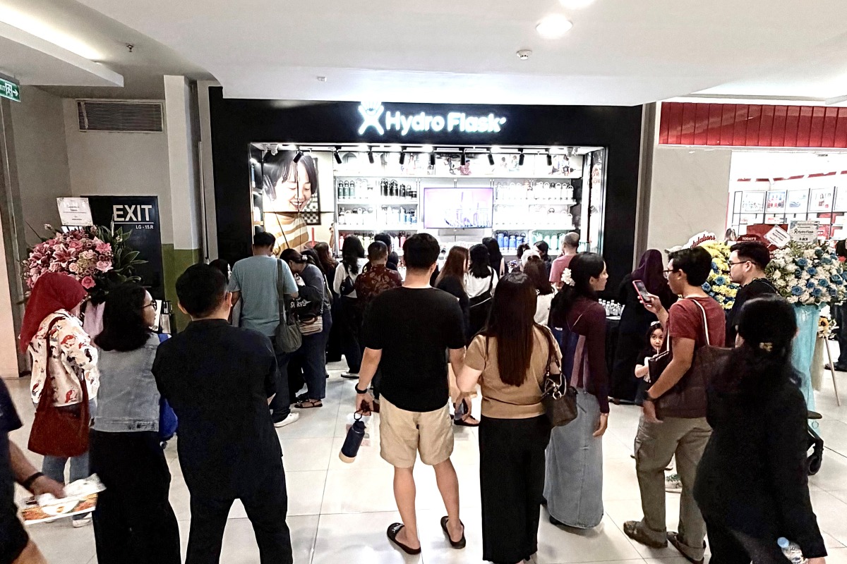 store opening crowd