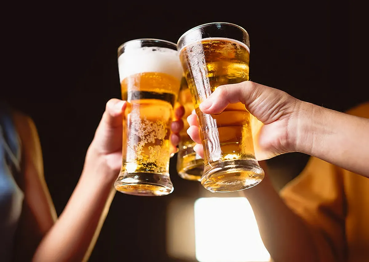 People_drinking_beer_together