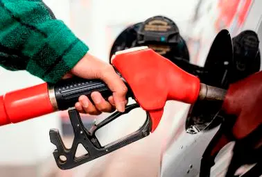 filling the fuel to the car