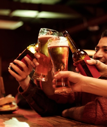 people_toasting_beer