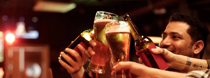 people_toasting_beer