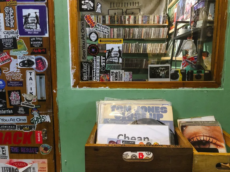 shopping thrifting pasar santa